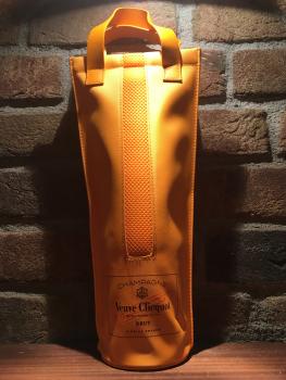 Champagner Frankreich Veuve Clicquot 0,75 l Flasche in der Shopping-Bag